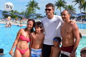 Guga posa com fãs no Itaú Masters Tour