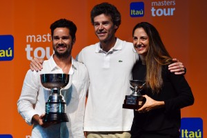 Thiago Alves, Gustavo Kuerten e Letícia Sobral na Cerimônia de Premiação do Itaú Masters Tour 2015 (Foto: joão Pires/Fotojump