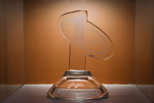 Troféu de número 1 do mundo, conquistado por Guga em 2000, ficou exposto no estande Itaú