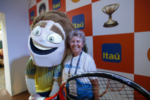 Alice Kuerten e Gugão no estande Itaú